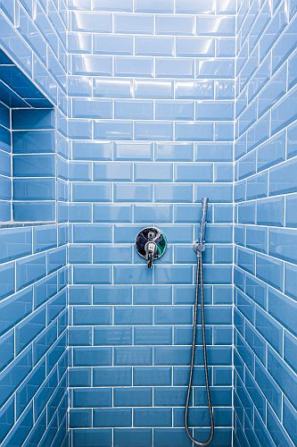 Restauration douche avec carrelage bleu mural, photo après transformation